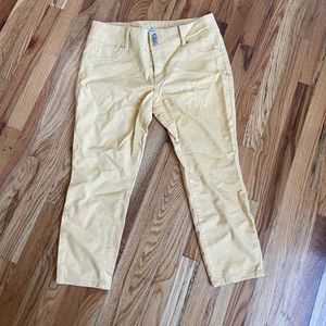 D. Jeans yellow stretch capris